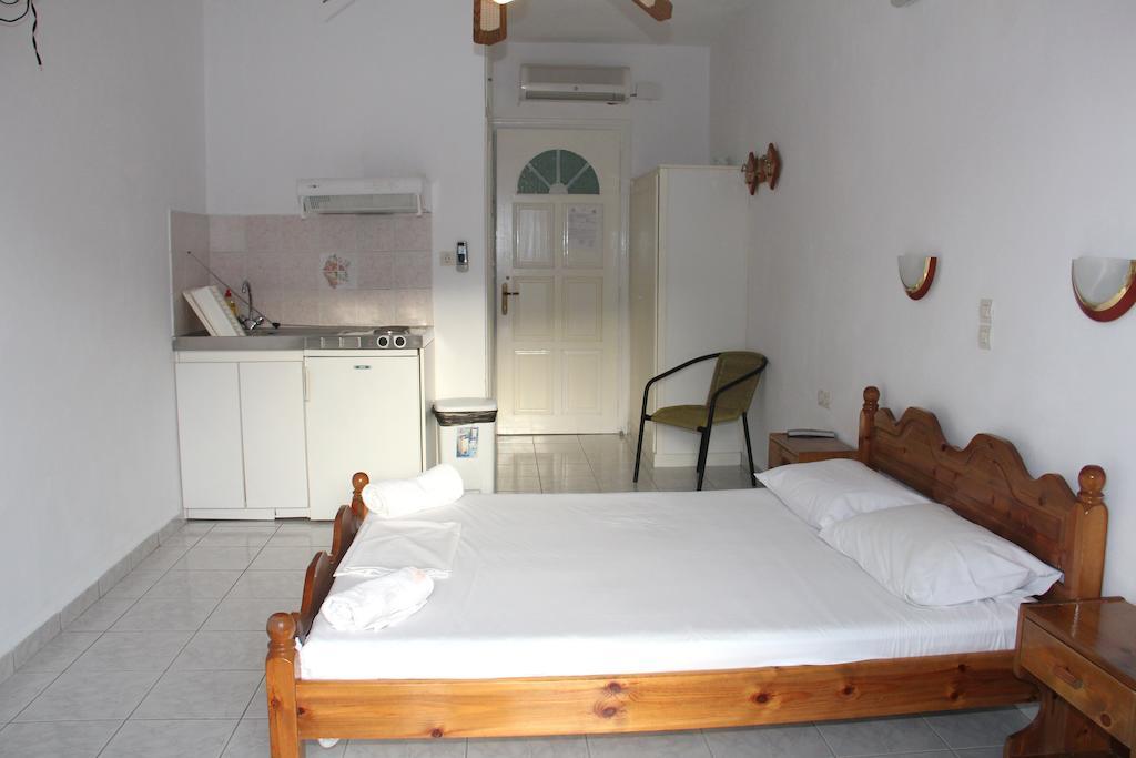 Theodora Studios Yénion Oda fotoğraf